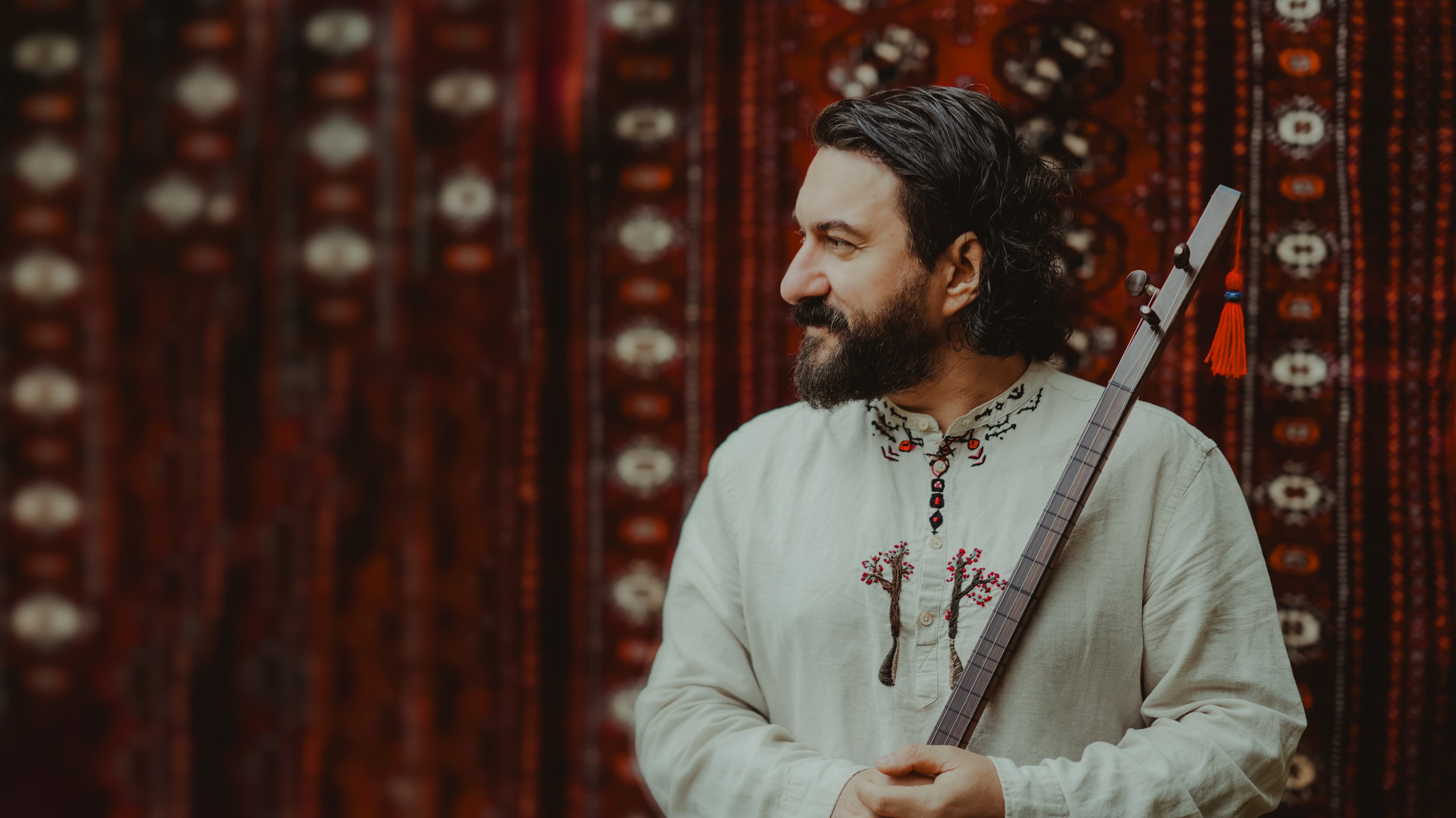 Cemîl Qoçgîrî - Tenbûr, Kadim Bir Kültürün Sesi.